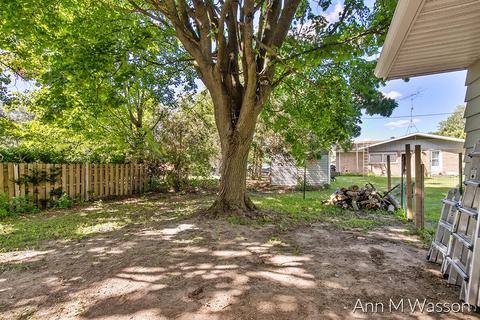415 Crescent Dr, Edmore, MI 48829 photo 18