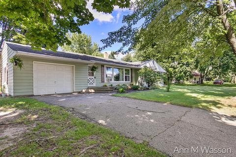 415 Crescent Dr, Edmore, MI 48829 photo 3