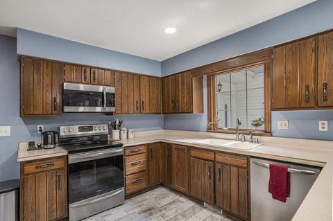 215 Wickenham Dr, Spring Arbor, MI 49283 photo 10