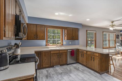215 Wickenham Dr, Spring Arbor, MI 49283 photo 11