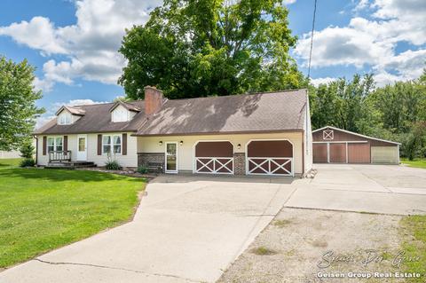 707 W Maple St, Belding, MI 48809 photo 3