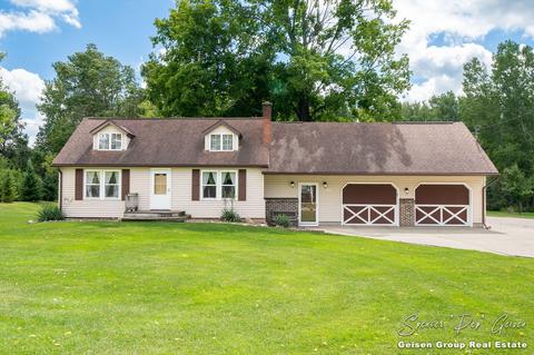 707 W Maple St, Belding, MI 48809 photo 1