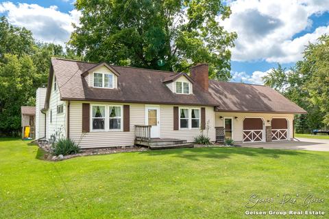 707 W Maple St, Belding, MI 48809 photo 2