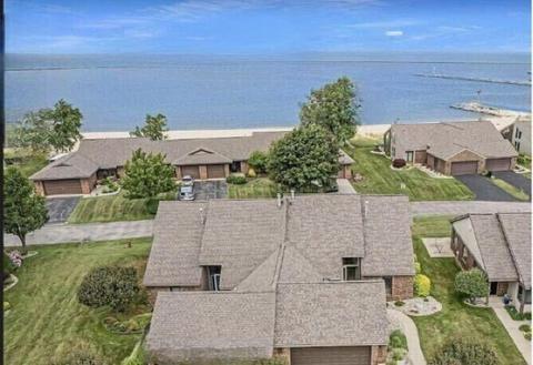 223 Harbor Dr #16, Ludington, MI 49431