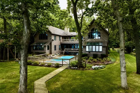 16624 Westway Dr, New Buffalo, MI 49117