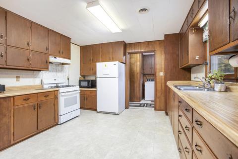 355 Cherry St, Freeport, MI 49325 photo 4