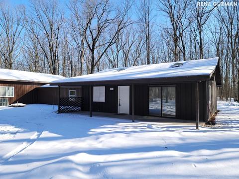 10297 Woods Rd, Gladwin, MI 48624 photo 1