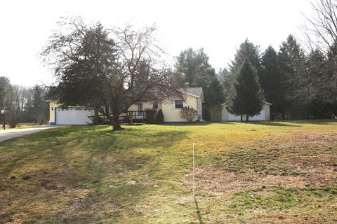 50323 Crescent Dr, Dowagiac, MI 49047