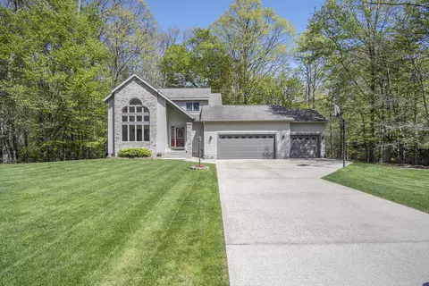 6826 Anita Ct, Fruitport, MI 49415
