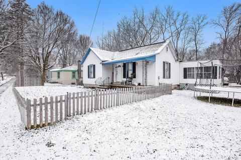 402 Gladys St, Plainwell, MI 49080 photo 3