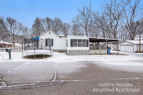 402 Gladys St, Plainwell, MI 49080 photo 5