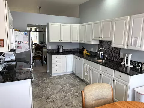 852 E Barrington Cir, Jackson, MI 49203 photo 4