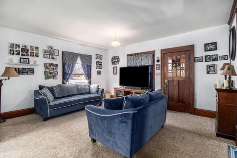 321 Griswold St, Jackson, MI 49203 photo 3
