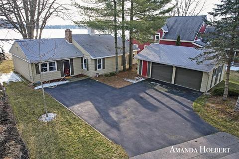 7064 Silver Lake Dr NE, Rockford, MI 49341