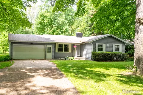 9565 N Royston Rd, Grand Ledge, MI 48837