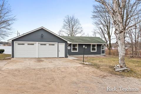 6441 Fisher Rd, Howard City, MI 49329