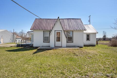 8310 E Sidney Rd, Crystal, MI 48818