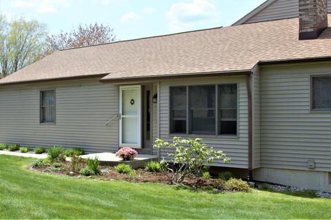 8824 Castle Hill Dr NE, Rockford, MI 49341