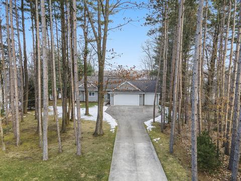 4317 W Pine Bluff Dr, Grant, MI 49327 photo 3