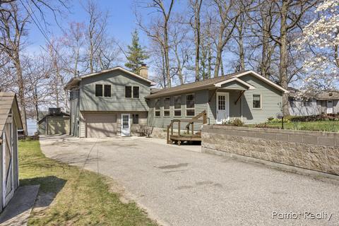 1087 E Hess Lake Dr, Grant, MI 49327