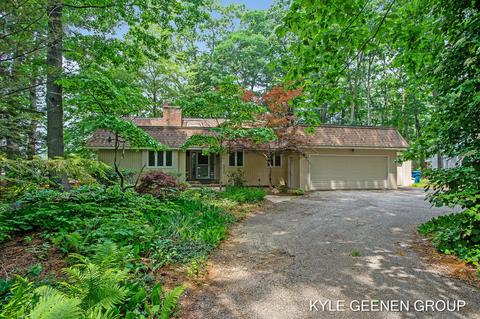 856 Pine Bay Dr, Holland, MI 49424