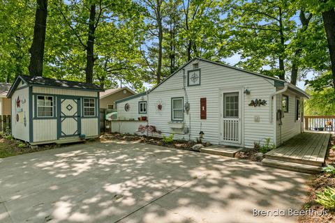 10467 Poplar Dr NE, Rockford, MI 49341