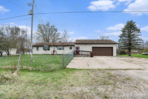 1086 Swan Dr, Crystal, MI 48818