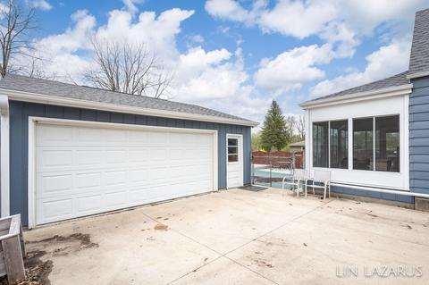 850 Upton Ave, Springfield, MI 49037 photo 4