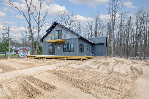 6854 E Clubhouse Dr, Canadian Lakes, MI 49346