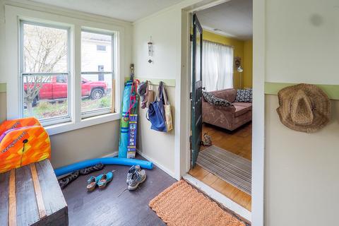 209 Sycamore St E, Three Oaks, MI 49128 photo 3