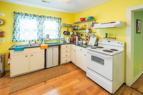 209 Sycamore St E, Three Oaks, MI 49128 photo 9