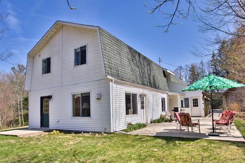 3277 W 16th St, Fremont, MI 49412