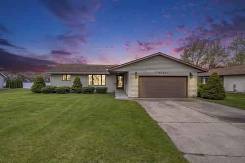 61980 Bayshore Dr, Sturgis, MI 49091