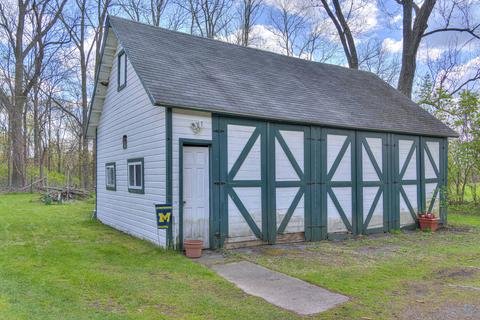 929 S Sutton Rd, Jackson, MI 49203 photo 3