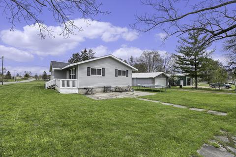 304 Smith St, Crystal, MI 48818 photo 2