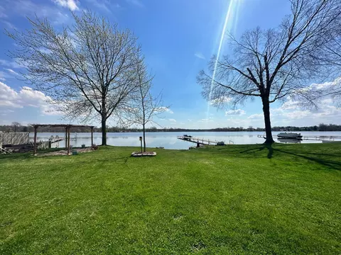 301 Lakeside Dr, Jackson, MI 49203