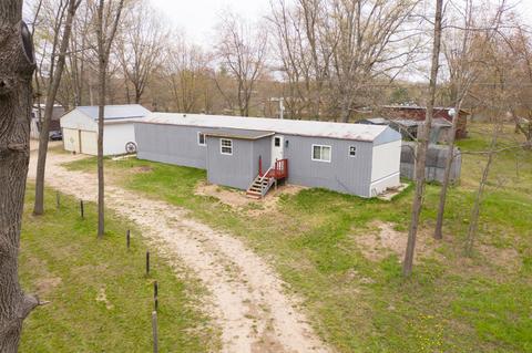 8888 Beech Ave, Howard City, MI 49329