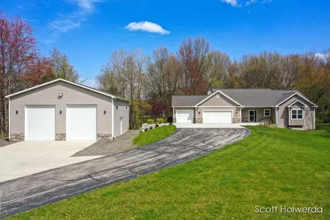 8000 Strawberry Ln NE, Belmont, MI 49306