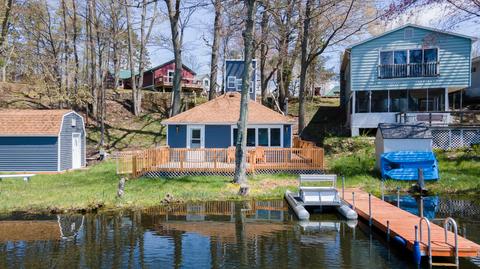 301 N Coolidge Dr, Six Lakes, MI 48886