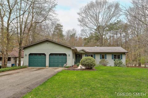 2676 Chestnut Ln, Fennville, MI 49408