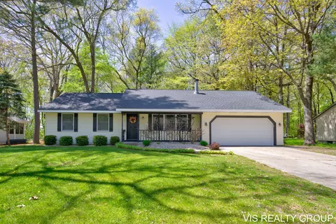 15911 Fern Ave, Spring Lake, MI 49456