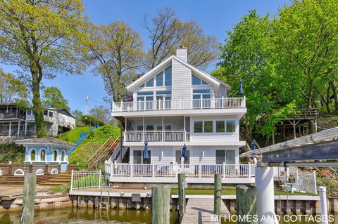 1010 Holland St, Saugatuck, MI 49453
