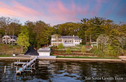 18143 N Fruitport Rd, Spring Lake, MI 49456