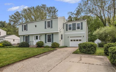 518 Netherfield St NW, Comstock Park, MI 49321