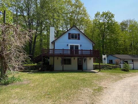 10591 Aylsworth Rd, Beulah, MI 49617