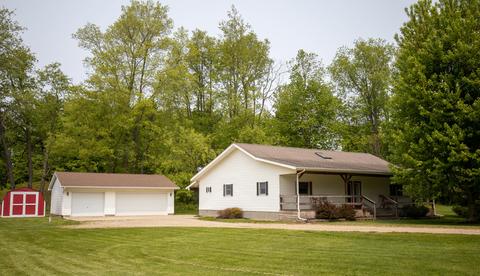 7273 W Lake Dr, Fremont, MI 49412