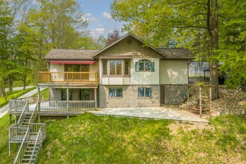 9030 St Ives Dr, Stanwood, MI 49346