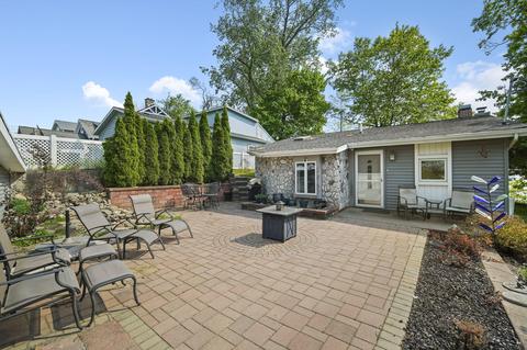 1386 Lakeshore Dr, Brooklyn, MI 49230