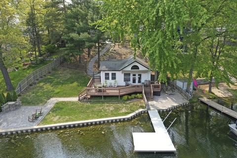 2292 E Spruell St, Newaygo, MI 49337