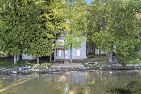 2952 Wolf Lake Dr, Baldwin, MI 49304